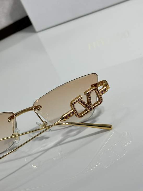 Picture of Valentino Sunglasses _SKUfw75840957fw